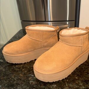 ULTRA MINI UGG PLATFORM BOOTIES SIZE 8